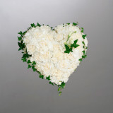 Blomster_Hjerte_hvitt_med_nellik