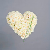 Blomster_Hjerte_hvitt_med_roser